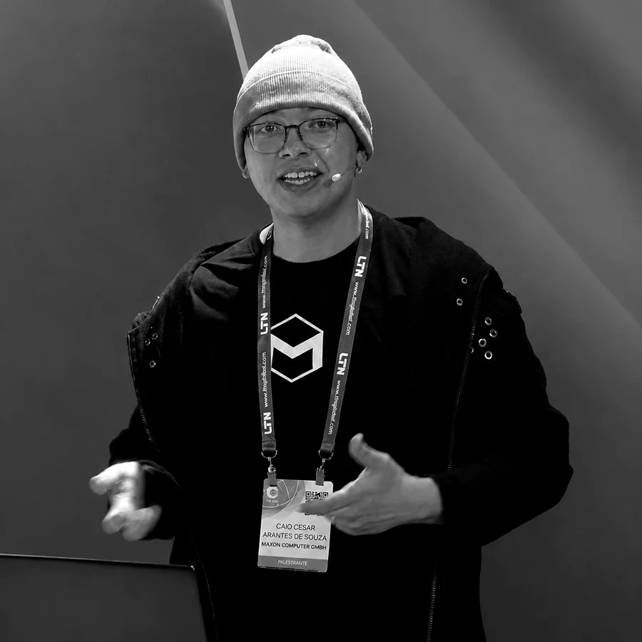 Caio Cesar palestrando no evento da Maxon, com crachá do evento